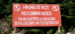 Schild auf dem Pfad zum Gipfel des Grouse Mountains