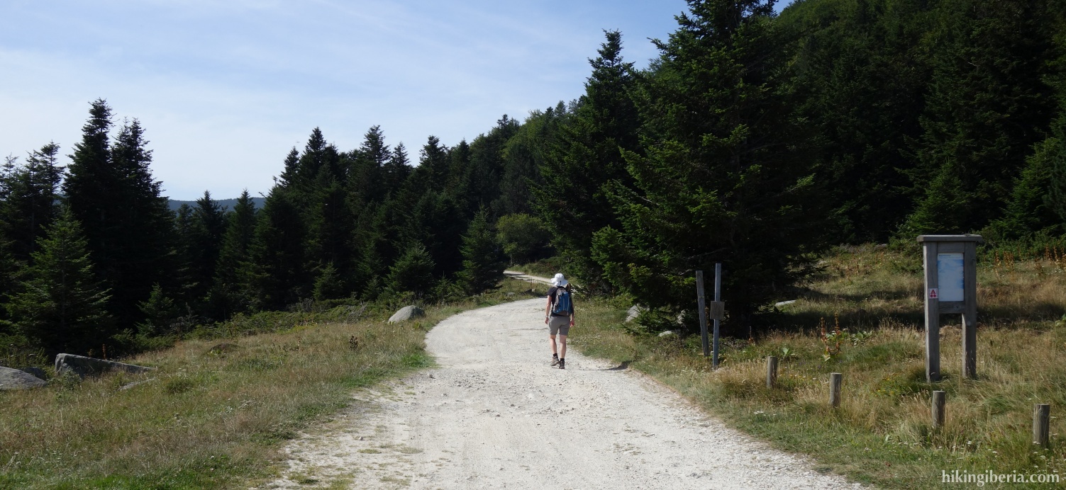 Onverharde weg naar de berghut van Callau